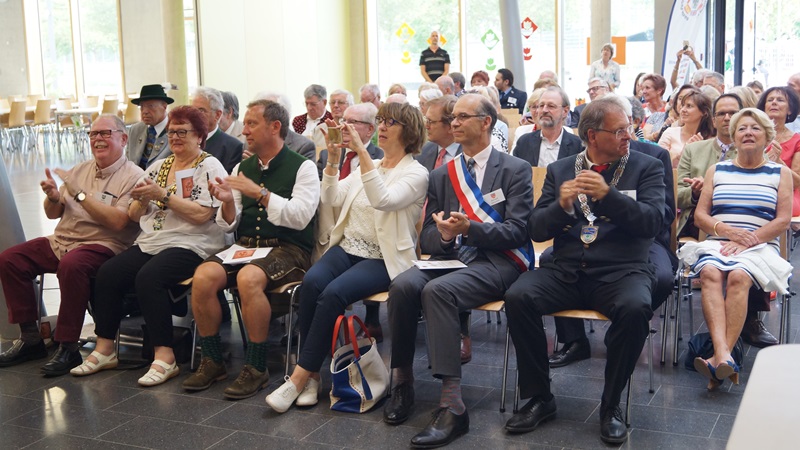 1. Reihe vrnl: Wolfgang Panzer, 1. Bürgermeister von Unterhaching; Bernard Grouchko, 1. Bürgermeister von Le Vésinet; Catherine Politis, stellv. Bürgermeisterin von Le Vésinet; Hansjörg Obinger, Bürgermeister von Bischopfshofen; Brenda Churchill, Bürgermeisterin von Witney mit Gatte