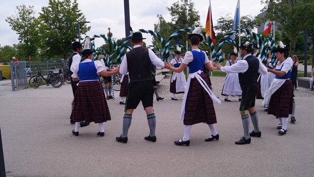 nach dem Festakt - Auftritt der d'Hachingertaler mit Kronentanz