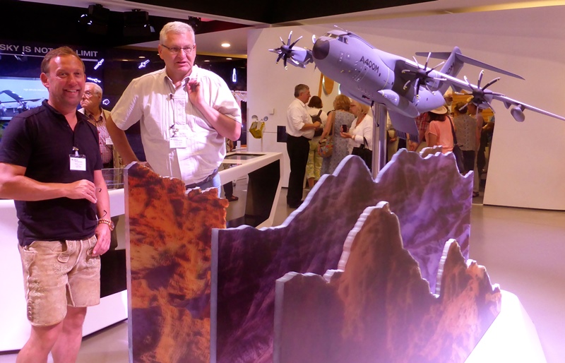 Hansjörg Obinger, Bürgermeister von Bischofshofen und Peter Wöstenbrink, Gemeinderat von Unterhaching, sind begeistert vom Showroom bei Airbus